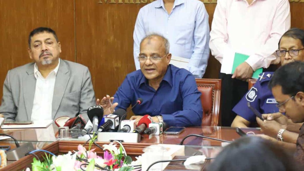 2025/চেয়ারে বসার পর বন্ধু-বান্ধব, আত্মীয়-স্বজন গজিয়েছে স্বরাষ্ট্র উপদেষ্টা.jpg